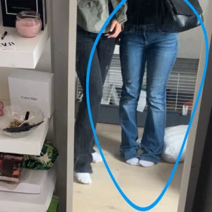 ZARA low bootcut jeans - Säljer dessa bootcut jeans ifrån Zara som ej kommer till användning! Använt ca 4-5 ggr💙