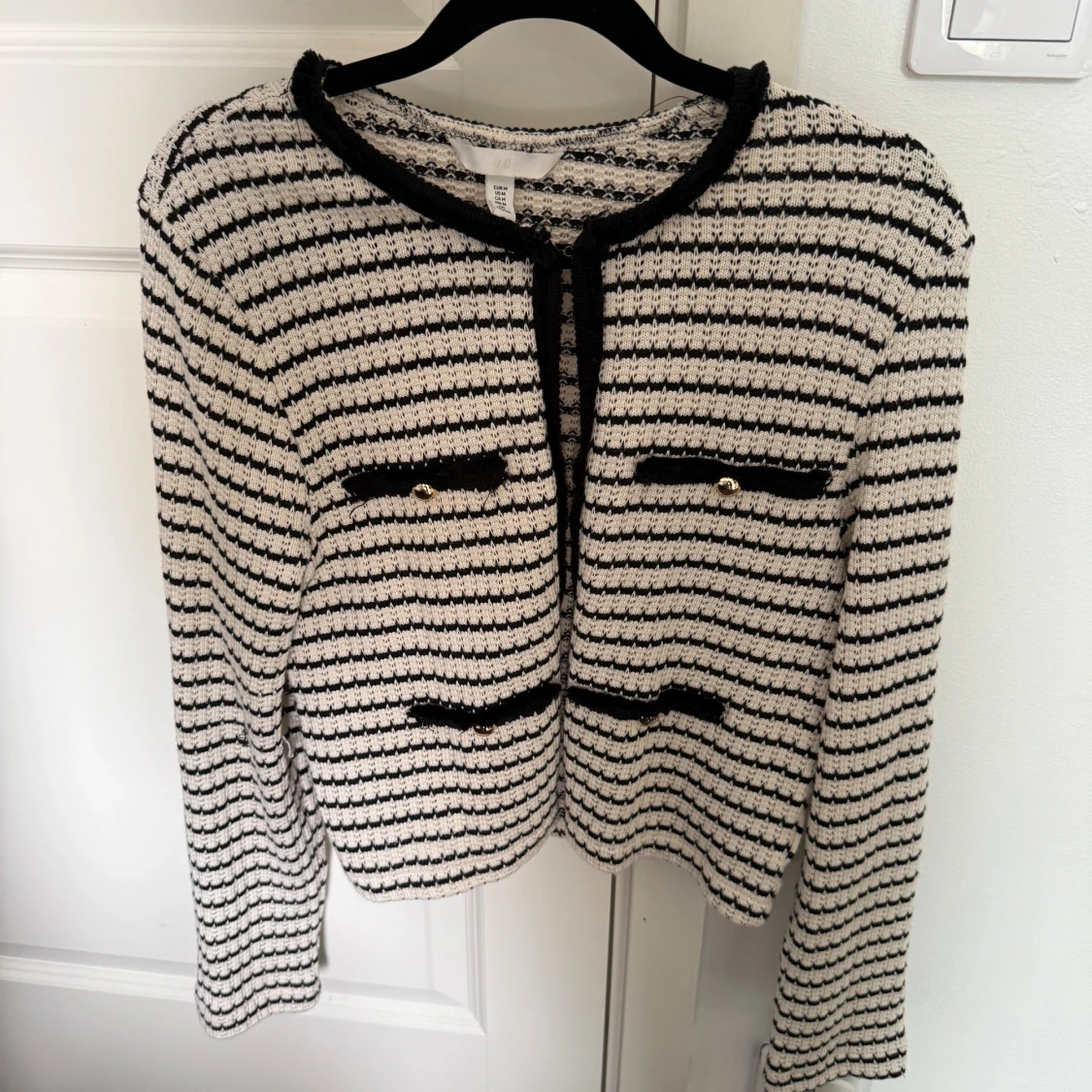 Randig kofta från H&M med gulddetaljer