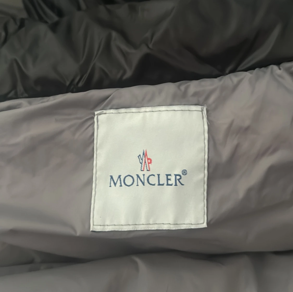 Svart dunväst från Moncler med huva - 3