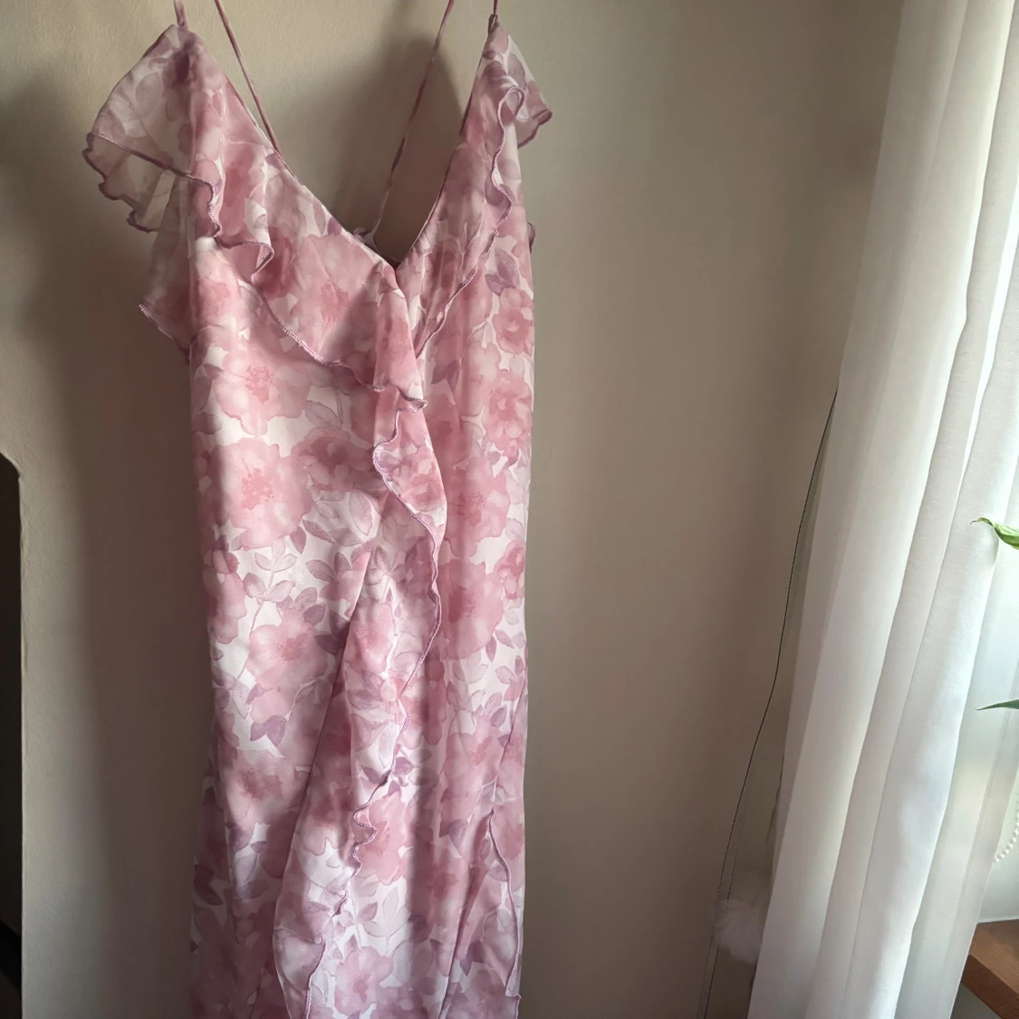 Lång blommig rosa klänning med volang från vila - 1