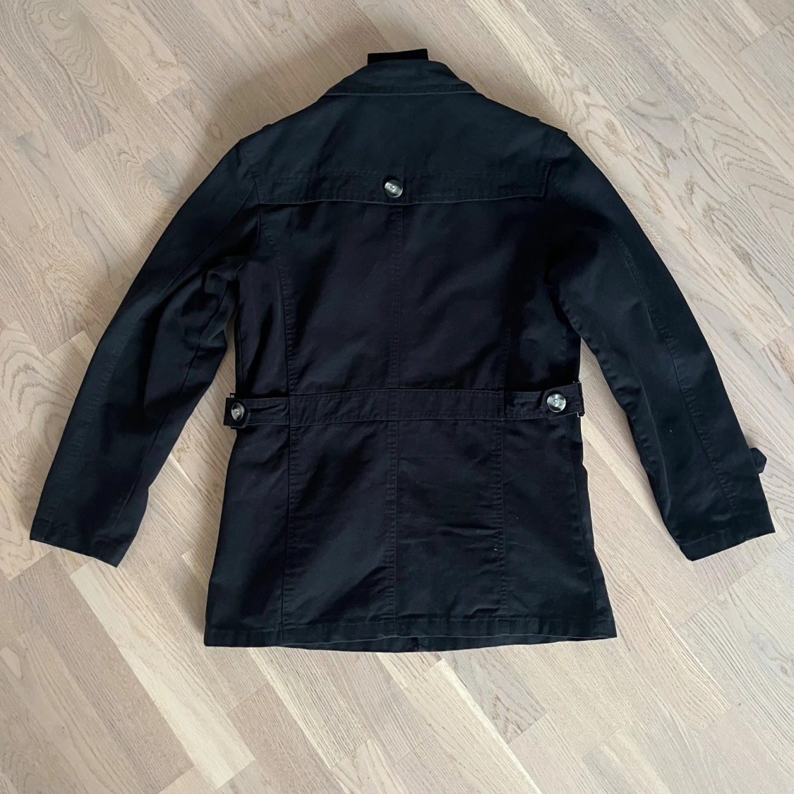 Svart rock från Fashion med detaljer - 1