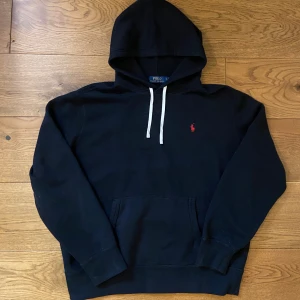 Ralph Lauren hoodie - Mycket fins skick utan defekter! Storlek L men sitter som en M. Passar perfekt på mig som är 181 cm. Kom gärna med prisförslag eller andra frågor!