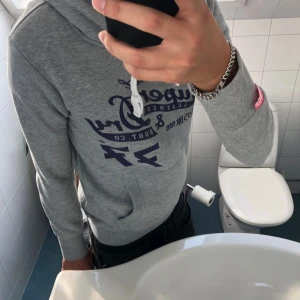 Superdry hoodie - Tja! Säljer en sjukt fet superdry hoodie. As snyggt tryck och detaljer. Storlek M men slimfit så sitter som en S. Hör av dig vid funderingar!