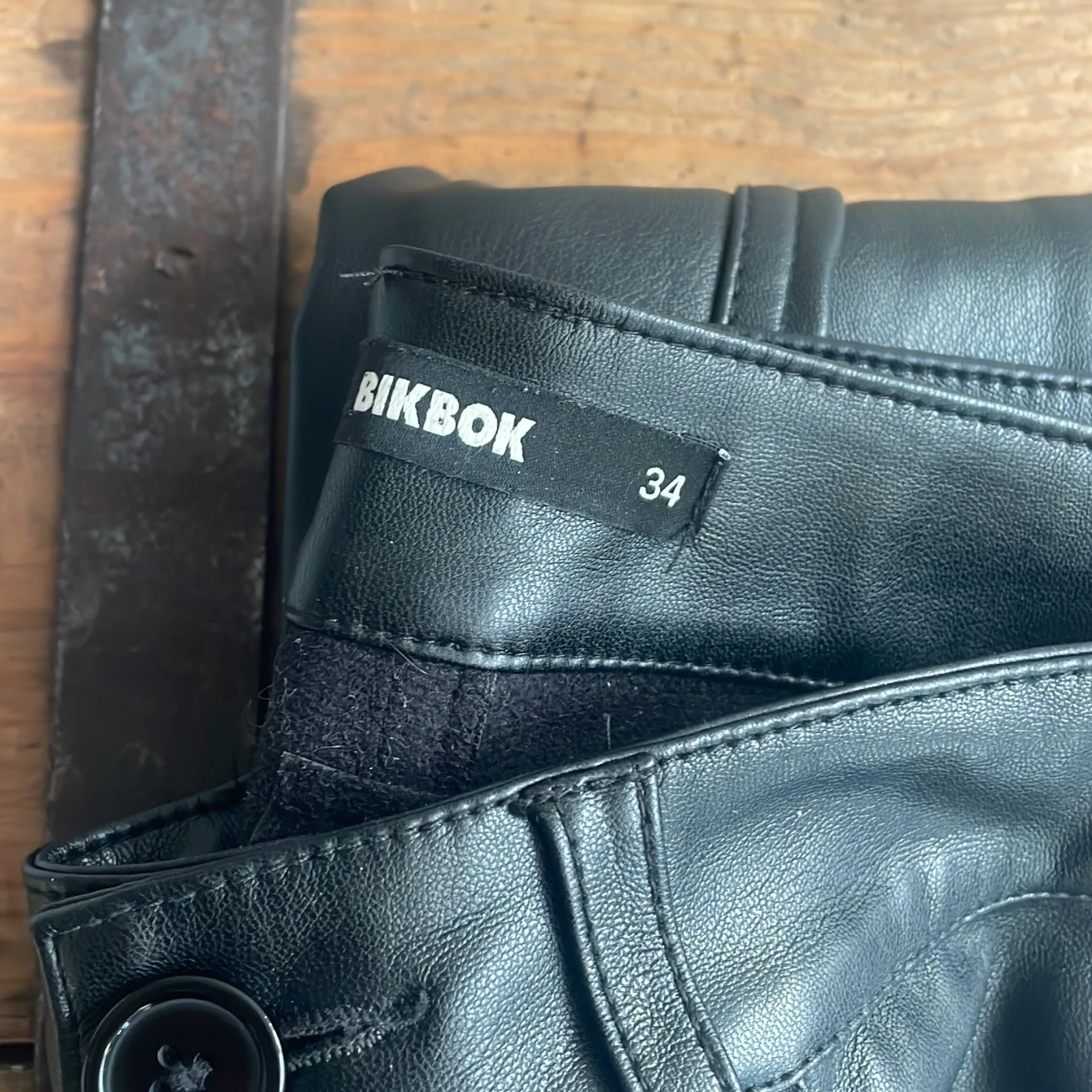 Svarta skinnbyxor från BikBok - 3