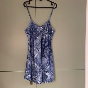 Blå kortklänning med jeansmönster - Säljer en blå kortklänning från True Fashion med smala axelband💕