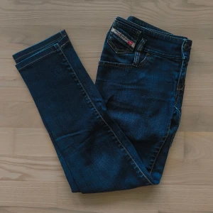 Mörkblå jeans från Diesel (dam) - Säljer ett par mörkblå  jeans från Diesel. De är använda ganska lite och är i bra skick. Är i storlek 27 i midja och 32 i längd. Nypris cirka 1800 kr. Skicka DM för fler frågor! ✅