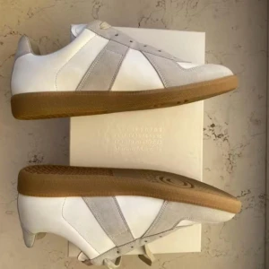 Maison Margiela Gats - Maison Margiela Gats. Använda en gång säljer då dom var lite för stora, billiga priset på grund av att jag behöver sälja så fort som möjligt