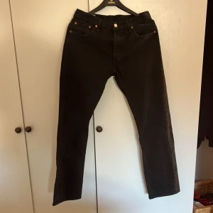 Svarta Levi's 501 straight jeans - Svarta Levi's 501 jeans i klassisk straight/slim fit. Stl: W30 L32. Dem är i bra skicka och är mycket tåliga. Jag är 191 cm (sitter lite litet på mig) vid fråga är det bara att skriva! 