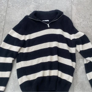 Randig stickad tröja med half zip från Zara - Varm och go stickad tröja från Zara. Halvzip och storlek M