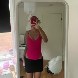 Body med öppenrygg - Rosa body. Det är egentligen en baddräkt men kan användas som body. Strl Xs använd en gång