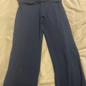 Mörkblå mjukisbyxor med wide fit - Mörkblå mjukisbyxor med breda ben och hög midja. Sköna och stretchiga, perfekta för en chill look. Tillverkade i mjukt material som känns bekvämt hela dagen.