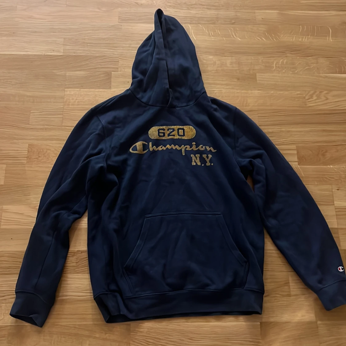 Mörkblå hoodie från Champion