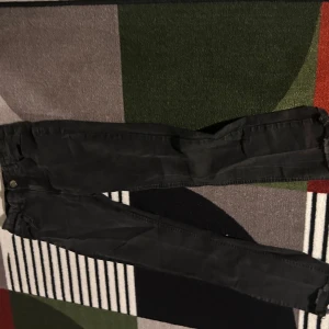 Svarta skinny jeans - Svarta skinny jeans med klassisk femficksdesign och dragkedja. Snygg passform som sitter tight hela vägen ner. Perfekta till sneakers eller boots och funkar året runt.