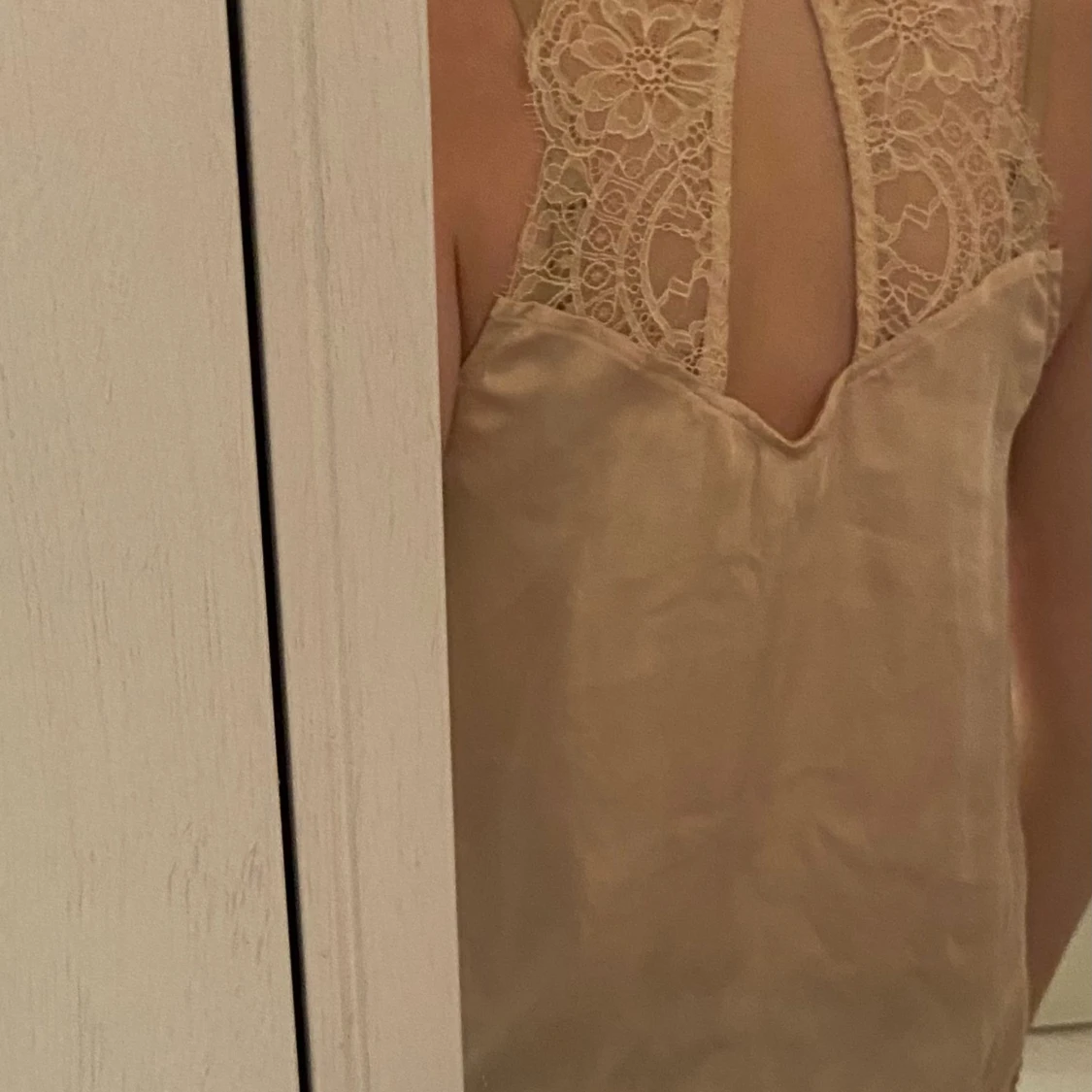 Beige/ljusrosa topp med spetsdetaljer - 1