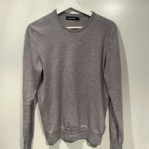 J lindberg merino - Säljer en mysig J Lindberg tröja i 100% merino ull 🙂 Storlek är M och sitter tajt. Inga defekter, skick 10/10 nyskick utan prislapp. Hör av er vid frågor eller funderingar 🙏