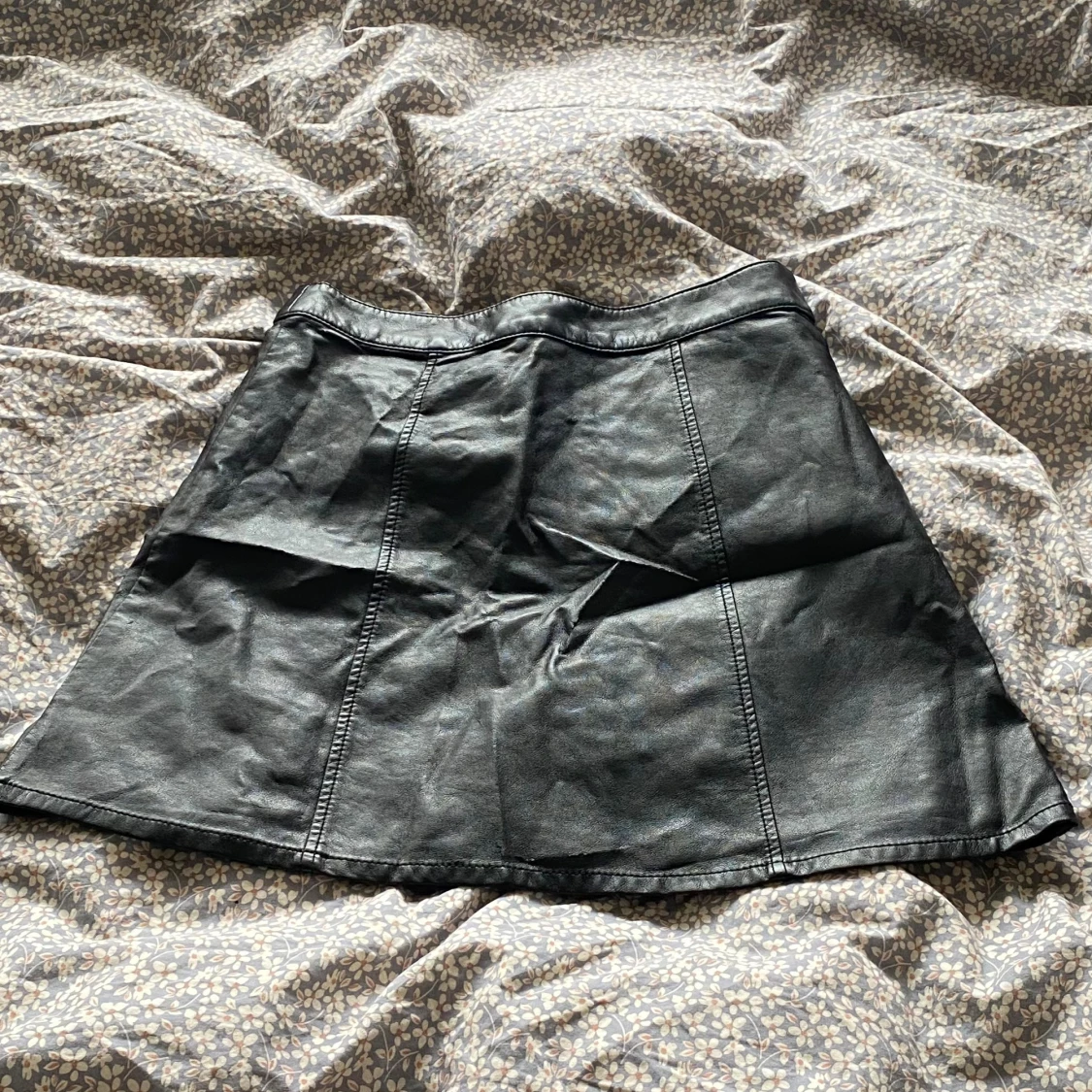 Svart kort kjol i skinnimitation - 1