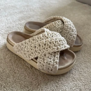  Sandaler Inuikkii 36 - Dom populära sandalerna från inuikkii, storlek 36, använda en sommar, passar inte mig efter graviditet Något smutsiga på undersida efter användning. Skon är hel och fullt fungerande, bara tecken på användning som sagt! Går säkert för den händiga att rengöra Nypris 2599:-