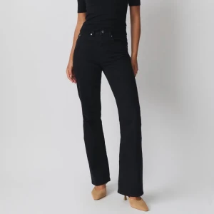 Svarta jeans - Säljer dessa svarta jeans från Gina Tricot i modellen ”classic boot jeans” och i storlek 38. Använda en gång. Säljer för 250kr+ frakt