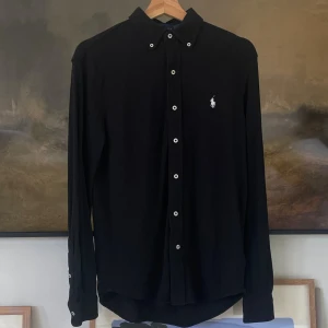 Ralph Lauren Skjorta - Säljer en snygg skjorta från Ralph Lauren i featherweight mesh | Skick: 9,5/10 (Alldrig använd) Storlek: S | Mått: Axelbredd: 43cm Axel till midja: 58cm Ärmen: 60cm | Nypris: 2295kr Mitt pris: 499kr | Hör av dig vid frågor!