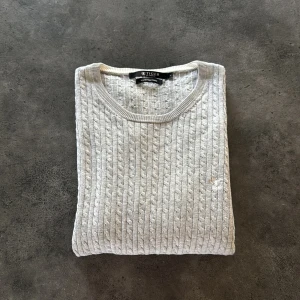 Grå kabelstickad tröja från Tiger of Sweden - Säljer en ljusgrå kabelstickad tröja från Tiger of Sweden. Riktigt skön och stilren tröja som passar till allt. Pris kan sänkas nåt ✅