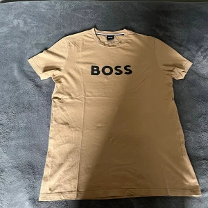 Hugo Boss T-shirt - Säljer en snygg och stilren T-shirt från Hugo Boss i fint skick. Storlek S.