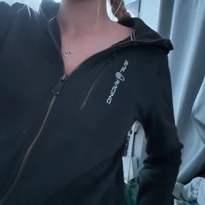 Sail racing tröja - En fin svart sail racing zip up tröja den är tyvärr alldeles förliten för mig så måste sälja den🙃