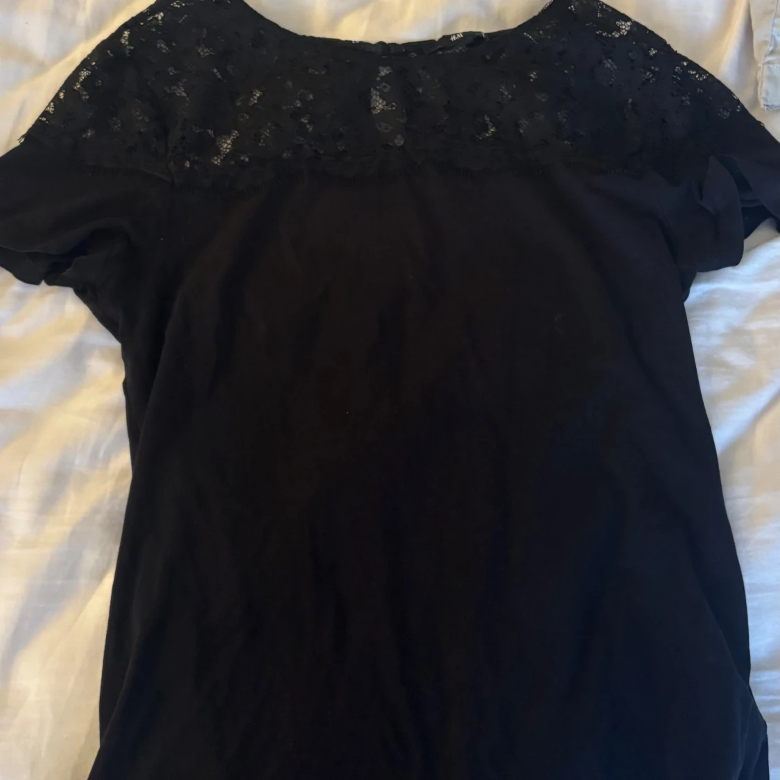 Svart blus med spetsdetalj