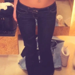 Weekday jeans low waist!  - Så snygga lågmidjade jeans från weekday ! Använda några fåtal gånger ! Kan tyvärr inte midjemåttet men dom är i storlek 24/32 vilket motsvarar XS💗