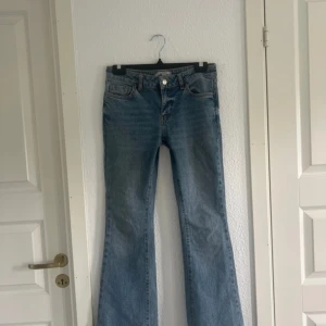 Blå bootcut jeans New Look Brooke - Snygga ljusblå jeans från New Look, modell Brooke Petite. Klassisk femficksdesign med bootcut-ben och normal midjehöjd. Jeansen är i mjukt bomullstyg. Lite korta för mig som är 165 cm. Använd 4 gånger 