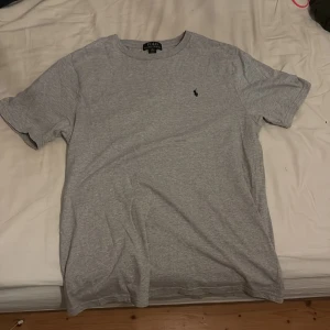 Grå Ralph lauren t shirt - Tja, säljer nu denna snygga Ralph lauren T shirt i storlek XL barn! Sitter alltså som en S-M. vid andra frågor eller tankar är de bara o skriva🙌