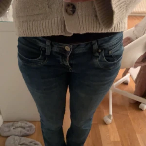 Blå jeans från LTB med raka ben - Säljer ett par klassiska blå jeans från LTB med snygg tvätt och raka ben. Jeansen har fem och passar perfekt till sneakers eller boots. W27 L32