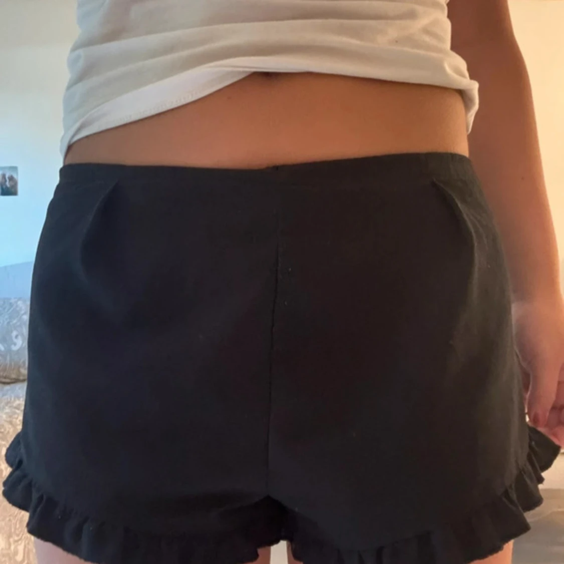 Svarta shorts med volangkant