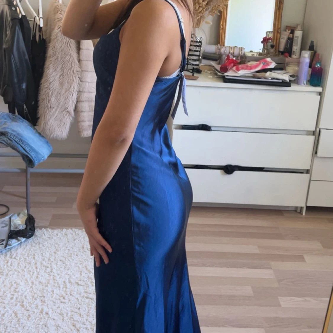 Marinblå långklänning i satin - 3