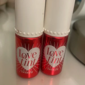 Benefit blush - Båda två har blivit använda 3-4 gånger. En kostar 300 kr, orginalpriset. Säljer båda för 300kr. Färgen är 0E01.