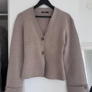 Gina kofta - Jätte fin och skön kofta från Gina som inte kommer till användning, använt den kanske 2 gånger. 