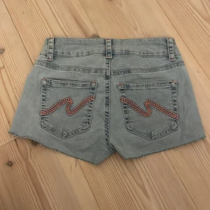 Ljusblå jeansshorts från Nelly - Snygga ljusblå jeansshorts från Nelly med låg midja. Perfekta för sommaren. Aldrig använda pg fel storlek för mig