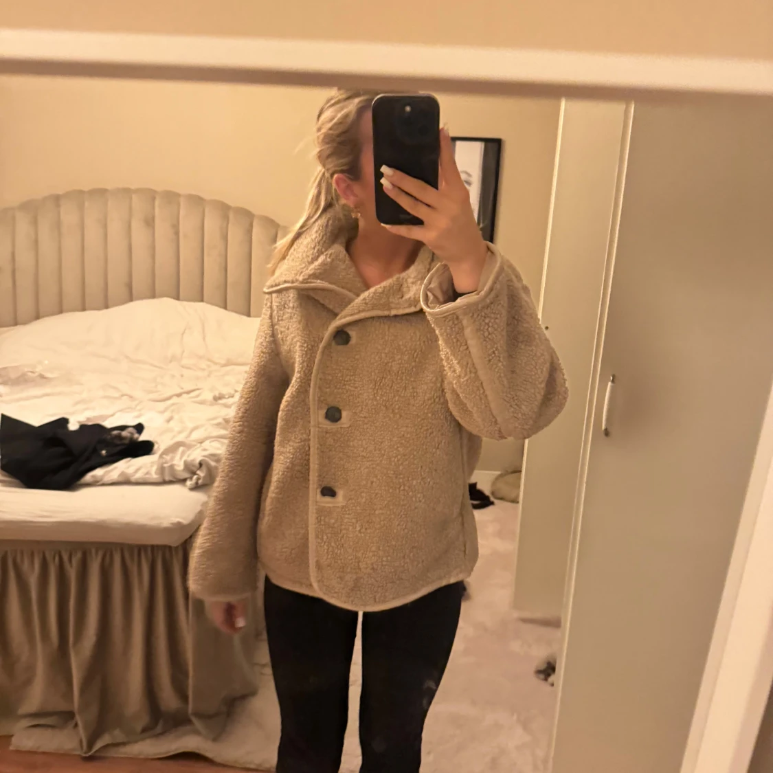 Beige teddyjacka med stora knappar