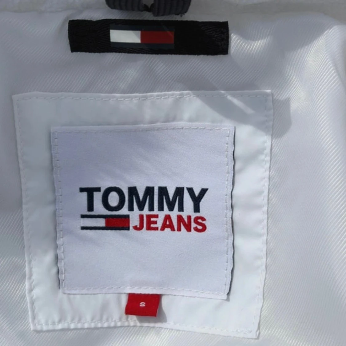 Vit pufferjacka från Tommy Jeans - 4