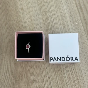 Pandora silverring med hjärta - Superfin silverring från Pandora med ett rött hjärta i mitten. Size 52 / 16.6mm