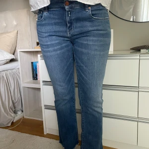 Blåa Replay jeans Bootcut  - Snygga blå jeans med bootcut-modell och rå, fransad kant nertill. Jeansen är endast använda någon enstaka gång och är i nytt skick! Nypris: 1600kr