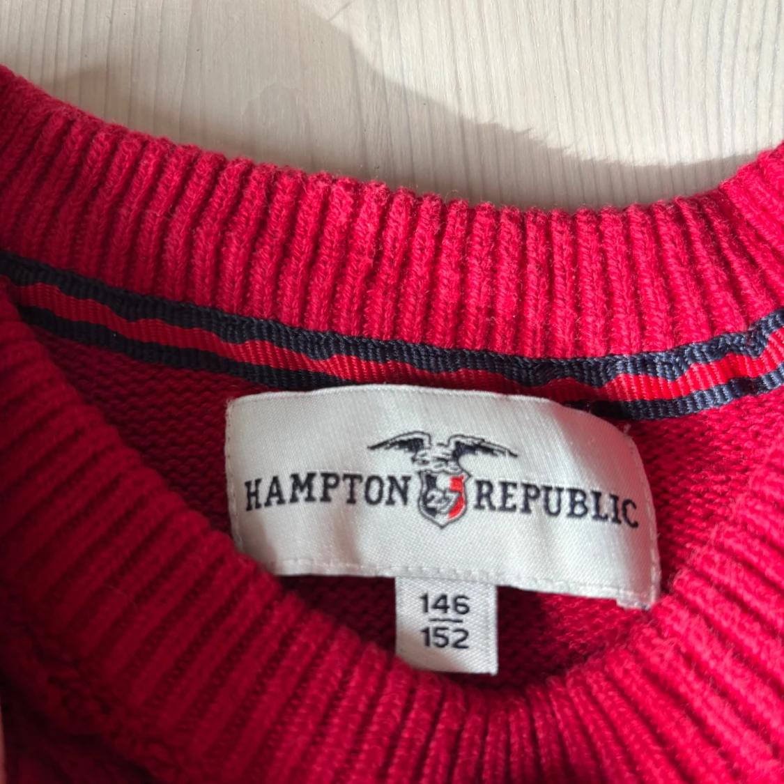 Röd kabelstickad tröja Hampton Republic - 1