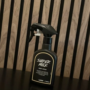 Lush Super Milk Body Spray 200ml - Super Milk Body Spray från Lush i en svart plastflaska med spraymunstycke. Doften har fräscha citronnoter och en twist av vanilj. 200 ml, använd 2 gånger. Köpt i butik för några dagar sedan, köpt för 450 kr