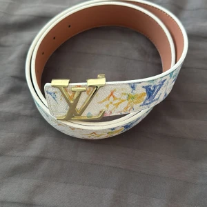 Vitt bälte med mönster  - 105cm minimalt använd 