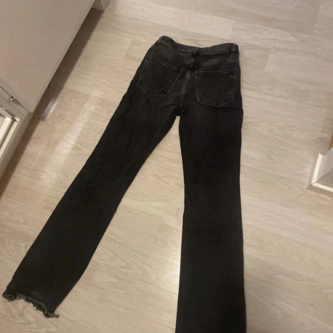 Svarta bootcut jeans med slitning - 2