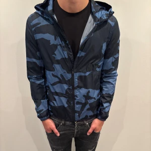 Woolrich cardigan  - Hej! Säljer nu denna väldigt snygga och eftertraktade Woolrich cardigan!  Jackan är slutsåld överallt och går inte att få tag på… jackan är perfekt nu till hösten/vintern  Storlek S Skick 9,5/10  Ny pris: 6000 kr Säljs för: 2500 kr