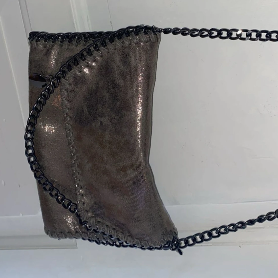 Glittrig silver axelväska med kedja - 3