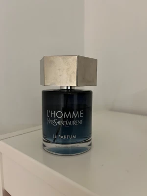 Yves saint Laurent l’homme le parfum - En parfym som du kan använda hela året om. Med noter träiga och citrus noter så passar den verkligen som din vardagliga parfym. Flaskan är 100ml men lite använd. Finns ca 80ml kvar.