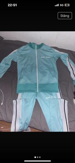 Palm Angels turkos track suit - Palm Angels track jacket i turkos med vita och svarta ränder. Byxorna är äkta inte hoodien tyvär.