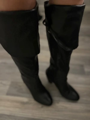 Boots👢 - Hej💕jag säljer ett par höga boots för att de ej används. Dom är i bra skick och har inga problem. Hör av dig för fler frågor och bilder🫶🏼