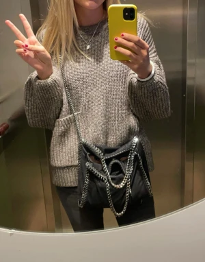 Snygg stickad other stories tröja - Super snygg stickad tröja från &other stories. Den är brun/ grå. Passar perfekt nu inför vintern men även under sommaren.